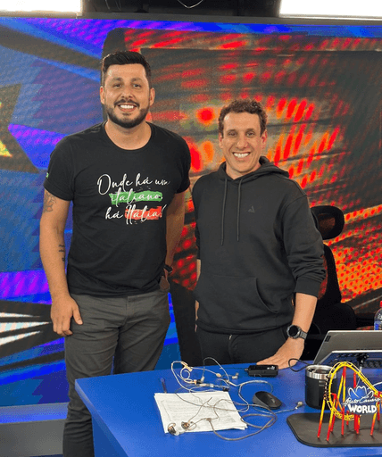 Dois homens posando para foto um deles é Samy Dana