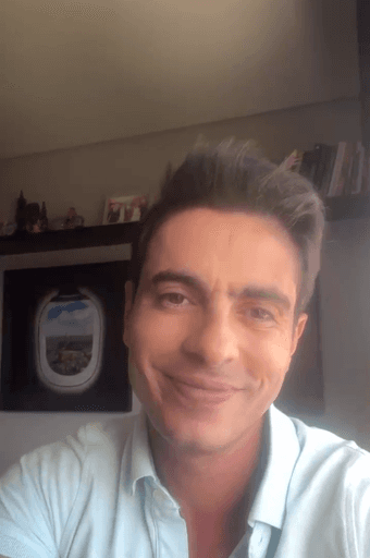 Homem em um quarto relatando experiência com a empresa