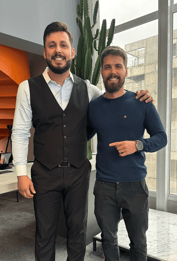 Dois homens posando para foto um deles é Eric Surita