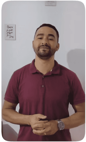 Homem de camisa vermelha falando