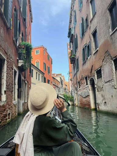 Mulher em uma gôndola em Veneza